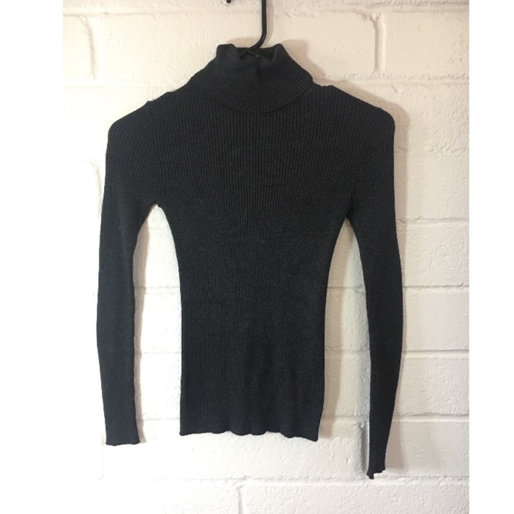 Long sleeve turtleneck.